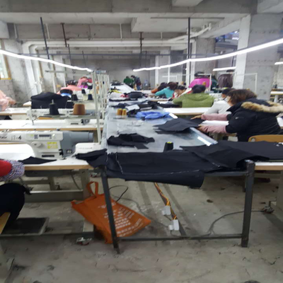 化起鎮(zhèn)服裝廠 小車間撬動(dòng)大民生，服飾加工織就脫貧路
