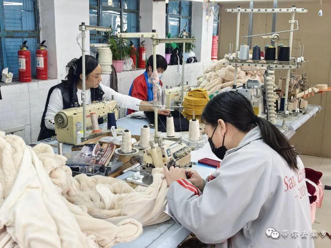 用勤勞雙手在家門口開出“致富花”——服飾加工點(diǎn)亮鄉(xiāng)村經(jīng)濟(jì)