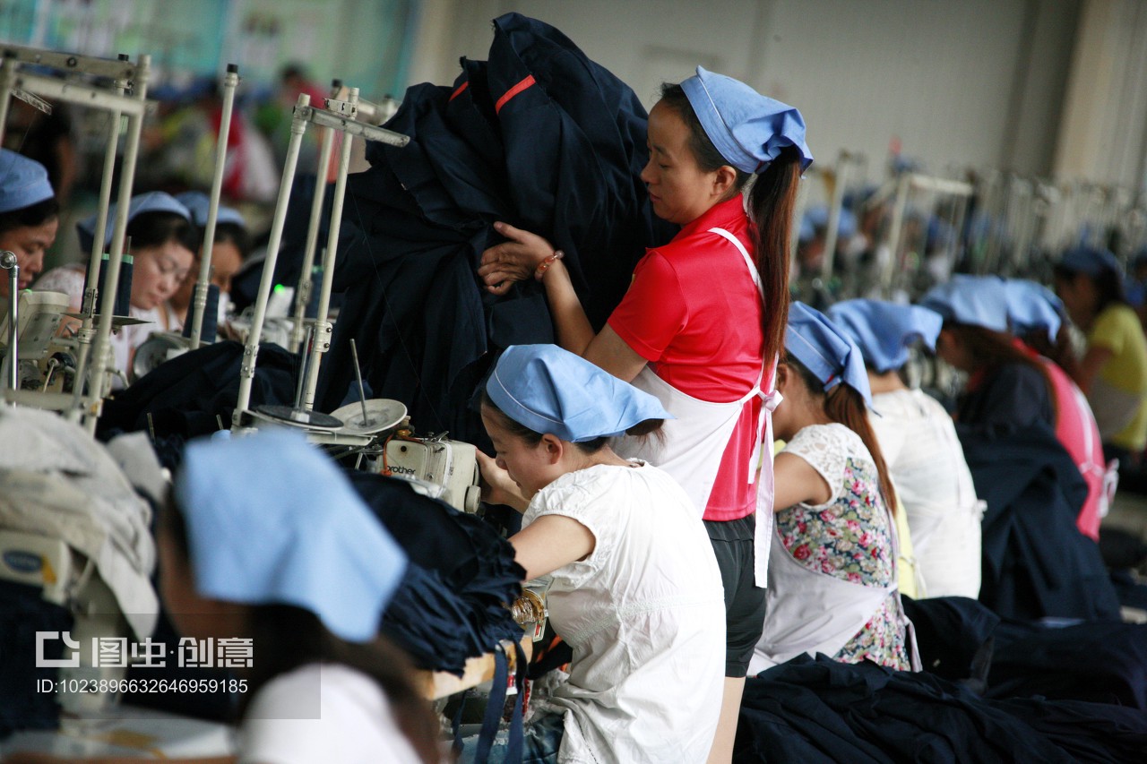 安徽省淮北市秋艷服裝廠,女工在生產(chǎn)車間內(nèi)加工出口到歐美地區(qū)的服裝產(chǎn)品。